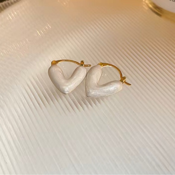 Pearl Heart Shape Earrings - Picture 2 of 2